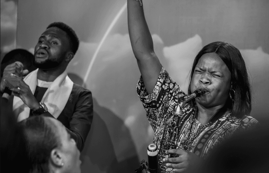 B&W with vocalist, hand raised