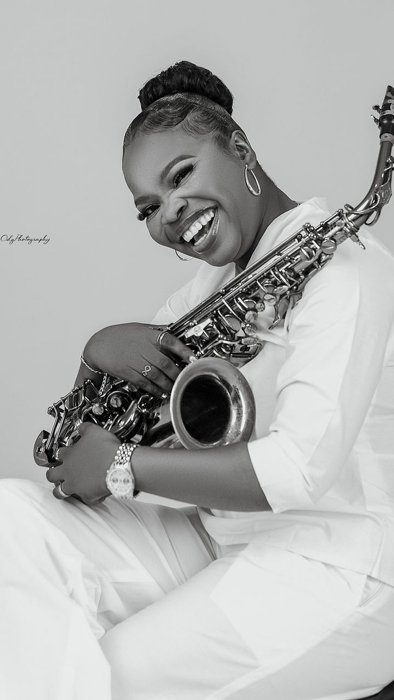 Funmisax laughing with her saxophone, black and white